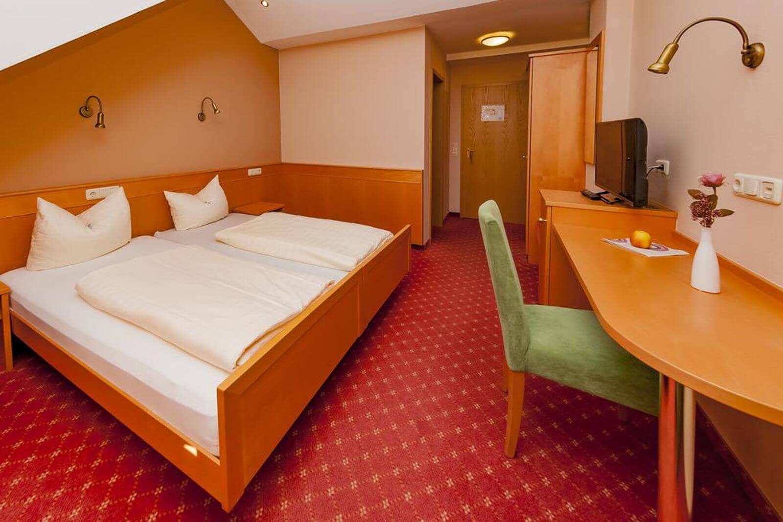 doppelzimmer-komfort-hotel-pension-bett-fruehstueck-riedstadt4